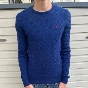 Morris kabelstickad tröja 100% merinoull - Säljer en snygg blå kabelstickad tröja från Morris i 100% merinoull. Skick; 9/10 toppskick utan synliga defekter. Nypris ligger rurnt 2400kr men säljs nu för endast 649kr. Hör gärna av er vid minsta lilla fundering!