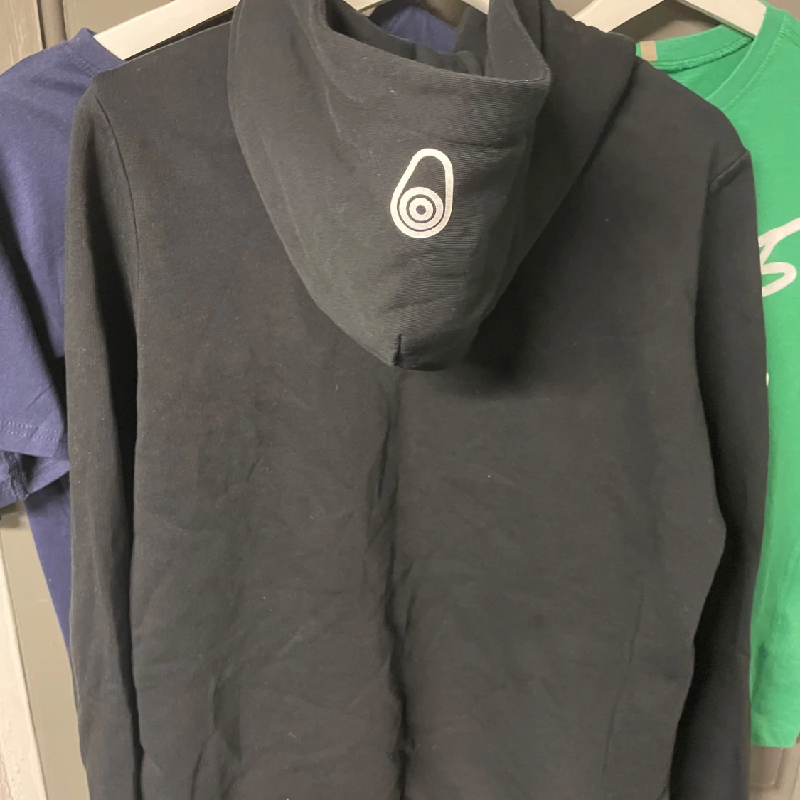 Svart hoodie från Sail Racing - 1