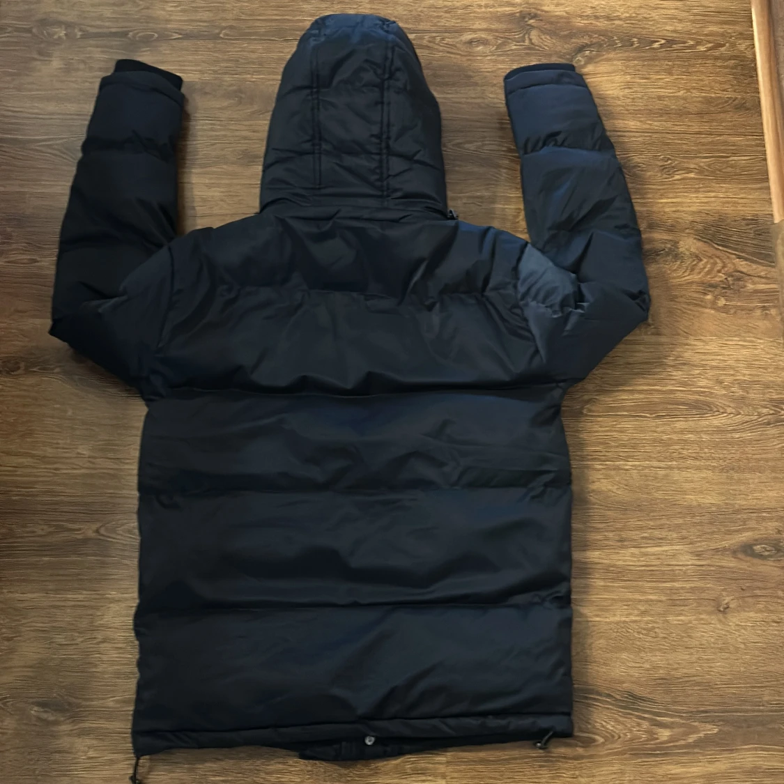 Svart pufferjacka från Guess - 3