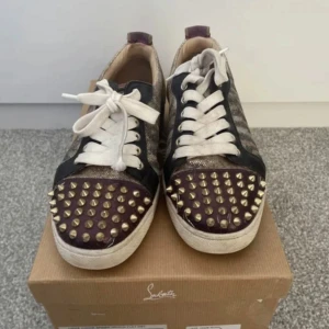 Vinröda Christian Louboutins med glittrigt zebramönster - Jag säljer mina Christian Louboutin skor då de tyvärr är för små, de är knappt använda men har små defekter som knappt syns. Extra nitar kommer även med och i lådan. Pris kan diskuteras. Skriv även gärna för fler bilder på undersidan tex eller andra frågor!