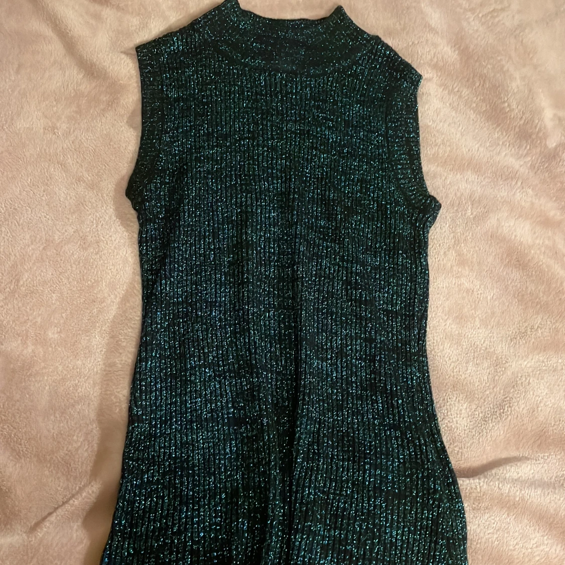 Glittrig ärmlös bluse