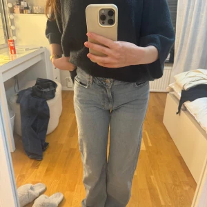 Ljusblå jeansbyxor - Snygga ljusblå jeansbyxor med bootcut-stil. Perfekta för en avslappnad look. De har en klassisk design med fem fickor och knappgylf.
