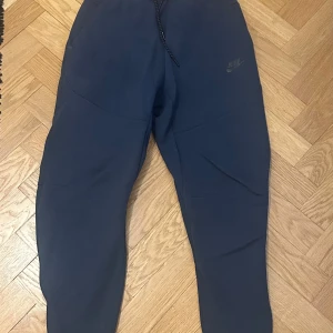 Mörkblåa Nike tech byxor - Mörkblåa Nike tech byxor