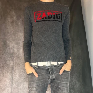 Zadig & voltaire kashmir crewneck - Mycket snygg och mycket fint skick( tumhål ) ingen defekt. Varm och skön då de kashmir och ull. Size S fits XS. Modell 180 63 kg.