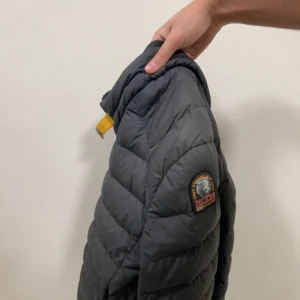 Parajumper jacka - Storlek M passar även S. Nyskick, säljer för 1000kr, nypris 5500, vårjacka