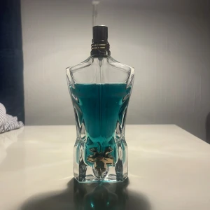 Jean paul Gaultier le beau - Säljer en flaska av märket jean paul gualtier 75 ml! med cirka 60-65 procent parfym kvar i. Le Beau är både frisk och sensuell, vilket gör den till en modern och tilltalande doft för många. Inköps pris 1200 säljer för 600 eller bud/byte
