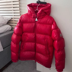 Moncler Ecrins - Moncler Ecrins SS20, Cond 9/10 endast ett hål på insidan (se sista bild), Size 5 Fits L/Xl, Retail 19000kr, Tveka inte på att skicka ett meddelande vid frågor eller liknande🙌