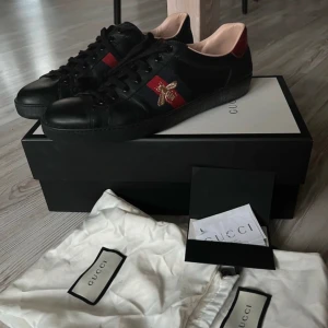 Gucci ace - Ett par asfeta Gucci ace skor i storlek 46 + allt og kommer med😍 Skicket är 9,9/10 bortsett från den lilla skråman på ena skons häl (se 3 bild) 