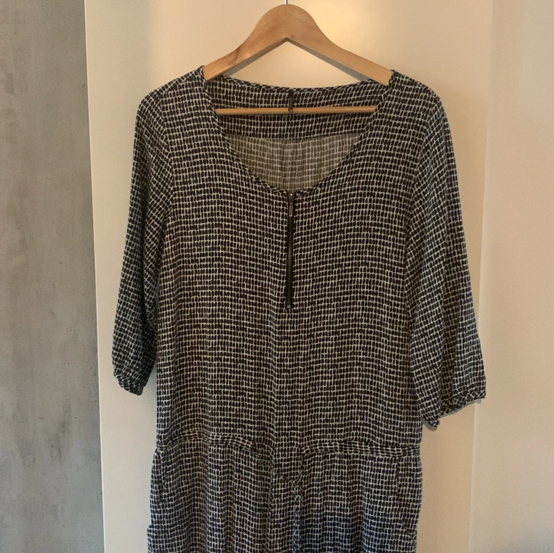 Mönstrad jumpsuit med knytband och fickor - 1