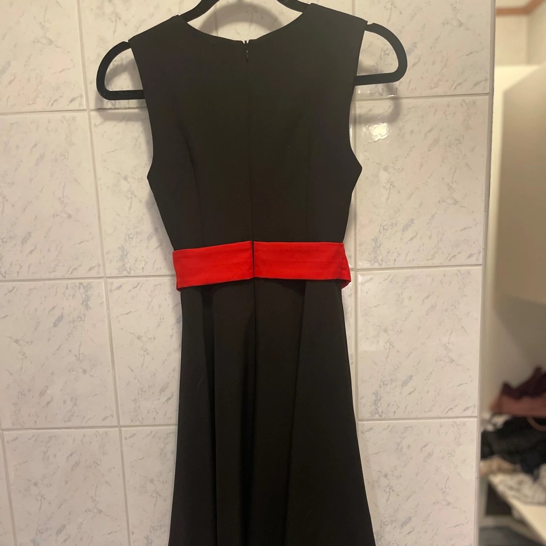 Svart klänning med rött bälte - 1