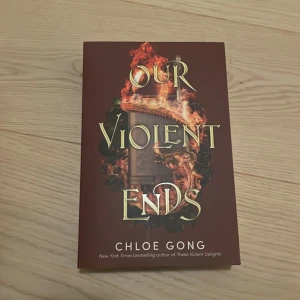 Our Violent Ends - Säljer boken 'Our Violent Ends' av Chloe Gong som är den andra boken av en duologi. Boken är en spännande berättelse som utspelar sig i Shanghai 1927, där revolutionen är nära. Perfekt för dig som gillar historiska romaner med en twist av romantik och drama. Köparen står för frakten! 