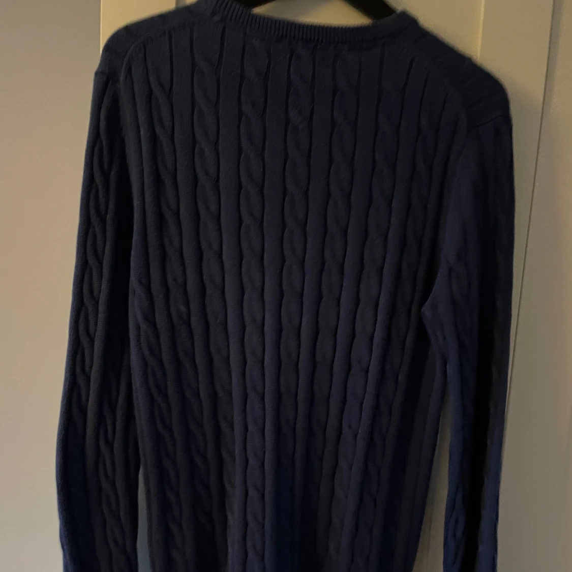 Blå kabelstickad tröja från Morris - 1