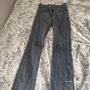 Grå bootcut jeans - Snygga grå bootcut jeans som är köpa i Island därmed vet jag inte vad märket är 💕
