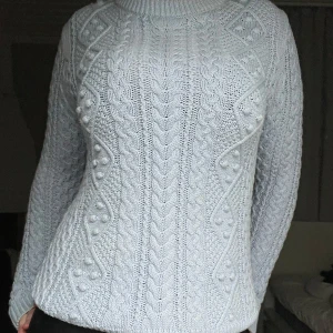 STICKAD TRÖJA - Asså detaljerna på denna blåa stickade tröjan är att DÖ för😍 Våren är här och din garderob längtar efter ett plagg som denna! 