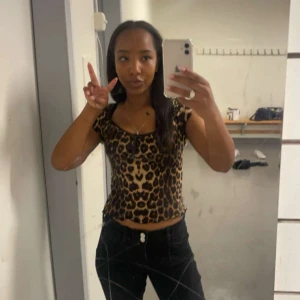 Leopardmönstrad topp använt två gånger bra skick. - Säljer en leopardmönstrad topp med korta ärmar. Toppen har en tight passform och är perfekt för att ge en djärv look. Den är gjord i ett mjukt och bekvämt material.