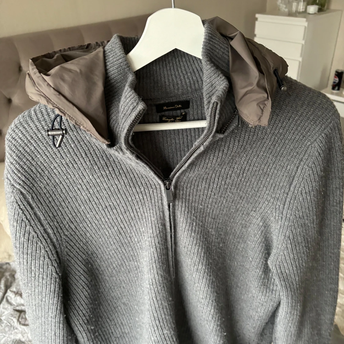 Grå stickad tröja med huva från Massimo Dutti