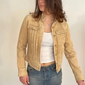 Y2k jeansjacka  - Snygg beige jeansjacka med knappar framtill. Är i mycket bra skick 
