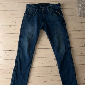 Replay Jeans - Ett par mörkblå slim replay jeans, modellen i bilden är 180cm, lite häng på byxorna