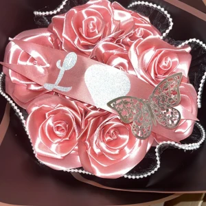 Rosa rosformade dekorationer - Vackra rosformade dekorationer i skimrande rosa tyg, perfekt för att ge en romantisk touch. Dekorerade med ett glittrigt silverhjärta och en detaljerad fjäril. Passar utmärkt som present eller dekoration.