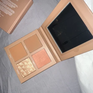 Face Palette Classy - Snygg ansiktspalett med fyra nyanser: bronzer, contour, blush och highlighter. Perfekt för att skapa en komplett look. Kompakt design med spegel för enkel applicering. Tillverkad i Italien.