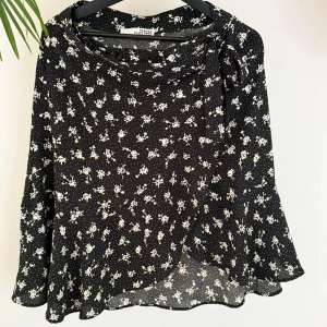 Omlottkjol, Visual Clothing Project - Omlottkjol som knyts i sidan Slutar strax ovanför knäna på mig (jag är 176cm)  Volang på framsidan 