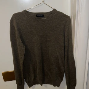 Brun tröja från Filippo Riberti - Säljer en stilren brun tröja från Filippo Riberti. Tröjan har en klassisk rund hals och långa ärmar, perfekt för kyligare dagar. Den är tillverkad i ett mjukt material som ger en bekväm passform. Passar utmärkt till både jeans och chinos.