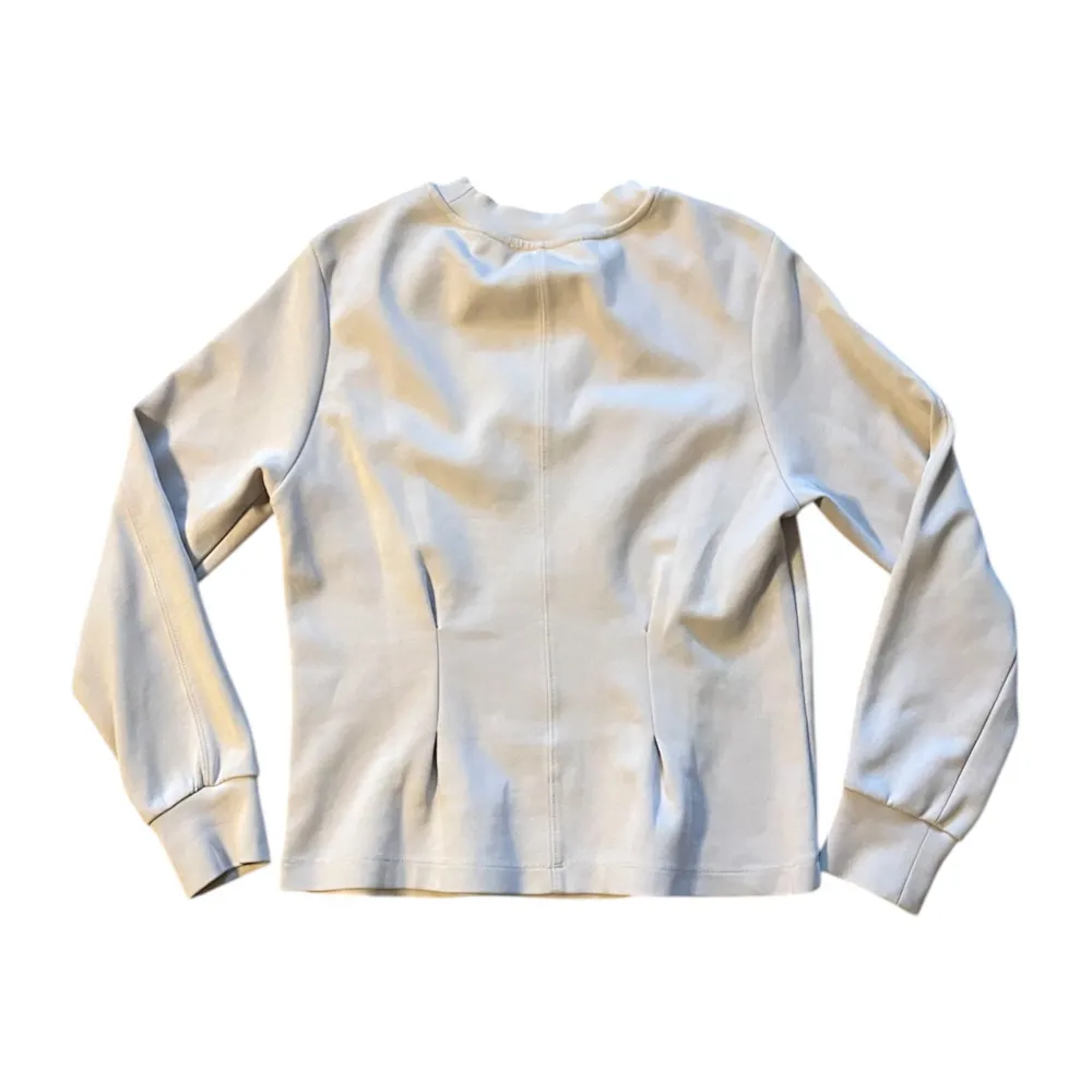 Säljer en stilren vit jumper med rund hals och långa ärmar. Perfekt för en avslappnad look. Tröjan har ribbade muddar vid ärmslut och nederkant för extra komfort. Passar både S och M. Neuletakit & Villapaidat.