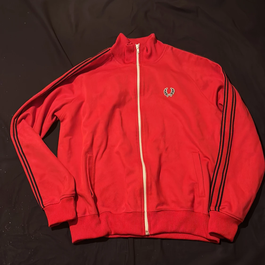 Röd track jacket från Fred Perry (STL L)