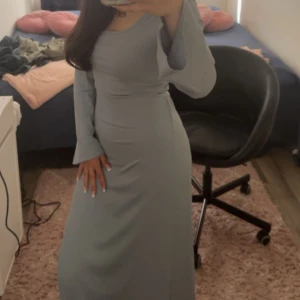 Blå lång klänning knyt där bak🩷🩷 - Bokstavligen ba använd en gång på skolavslutningen sen aldrig igen🩷😭 den är jätte fin men känns inte som att jag någonsin kommer ta på mig den någonstans.