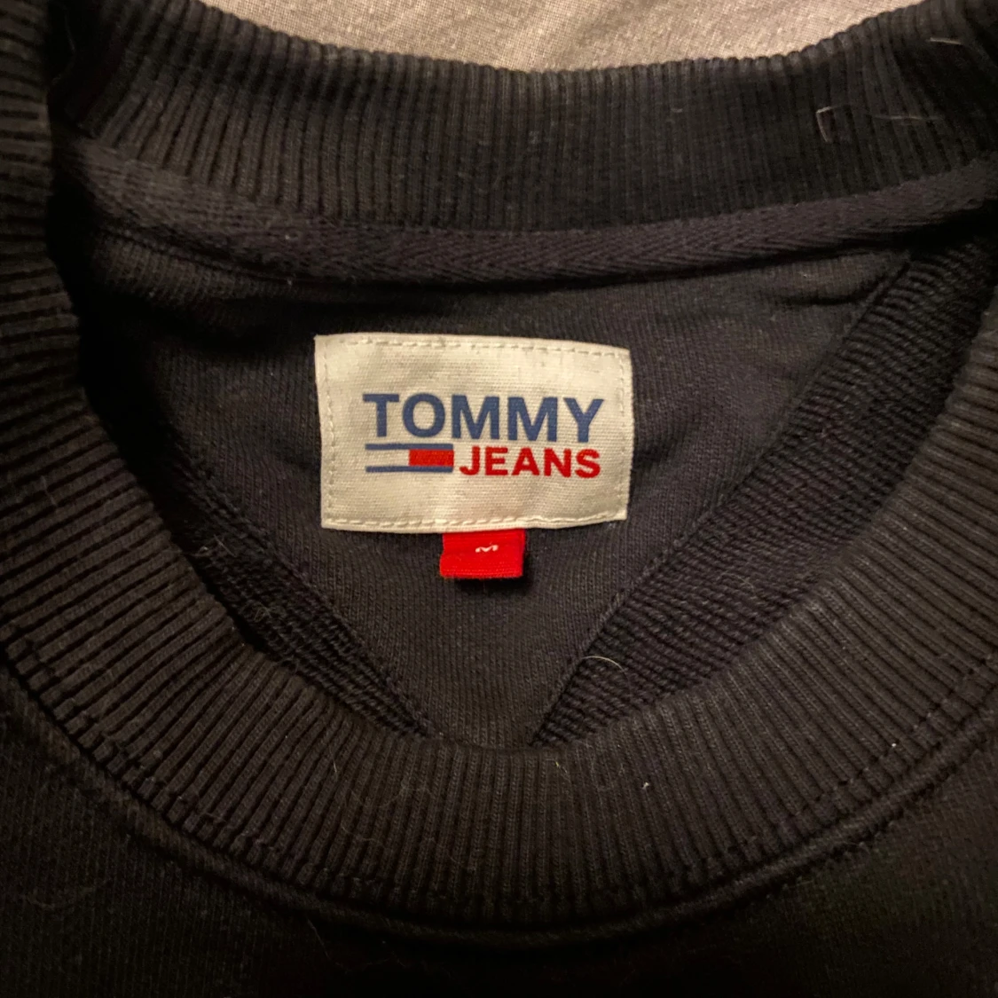 Svart sweatshirt från Tommy Hilfinger stl M - 2