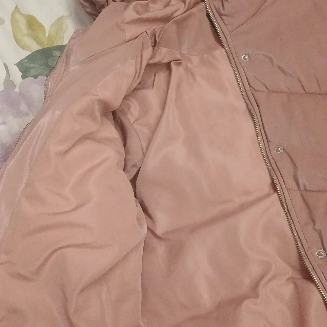 Rosa pufferjacka från FB Sister.Jag har vara använd den 2 gång. Den jacka är perfekt för vinter och den är reflekterande. - 4