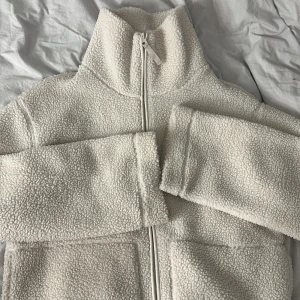 Vit teddyjacka - Vit Teddy jacka från hm, storlek M men passar S
