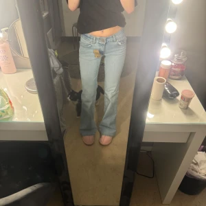 levi’s jeans - jättesnygga super low rise jeans från levis. helt nya, har bara testat. alla lappar är kvar, nypris 879💙