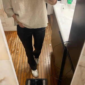 Skinn/läder byxor  - Snygga svarta byxor med en klassisk straight stil. Perfekta för en stilren look och kan enkelt matchas med olika toppar och skor.