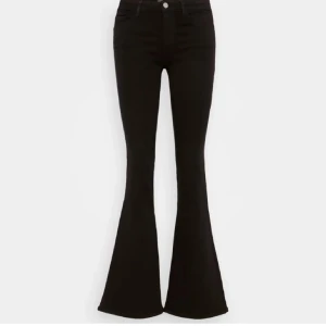 Svarta bootcut byxor - Snygga svarta bootcut byxor med låg midja. Perfekta för en stilren look. Säljer då de var förstora för mig! Helt oanvända, prislappen kvar !