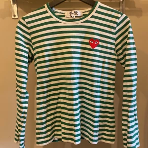  Tröja från Comme des Garçons - Grön och vitrandig💚🤍💚🤍                                 Säljer pga för liten. Är en stl M men skulle snarare säga att den passar en Xs/Xxs