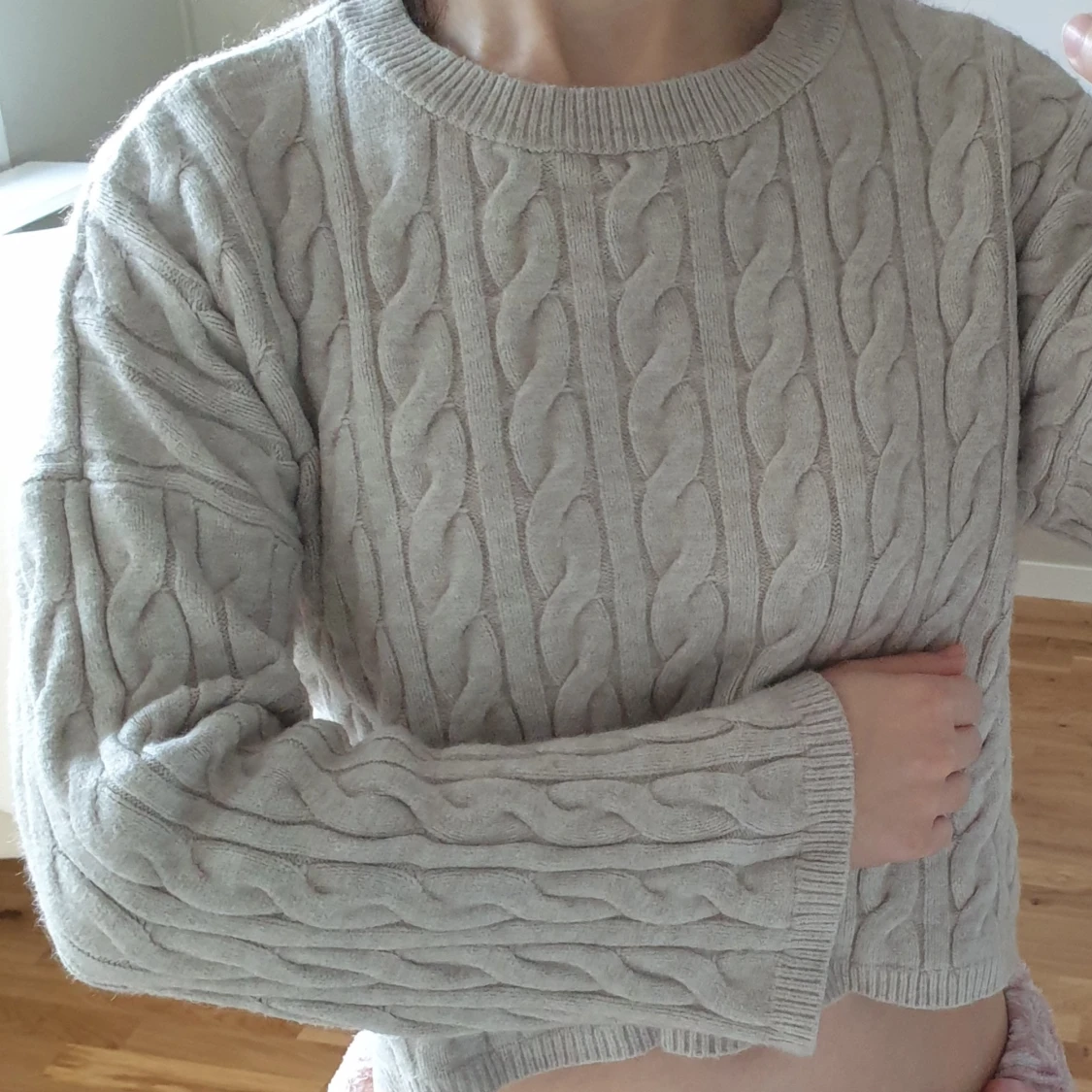 Ljusgrå kabelstickad tröja - 2