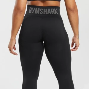Svarta leggings från Gymshark - Snygga svarta leggings från Gymshark med hög midja och tight passform. Perfekta för träning med en elastisk midja som ger bra stöd. Materialet är mjukt och stretchigt för maximal komfort. Modellen på tightsen heter Gymshark Flex high waisted leggings. Ord. pris 549kr, säljer för 200kr! 