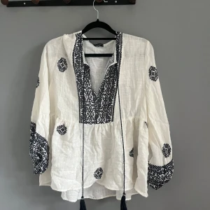 Snygg blus från Zara  - En super snygg blus från Zara! Säljer då den aldrig kommer till användning. Den passar både till jeans och kjol. 