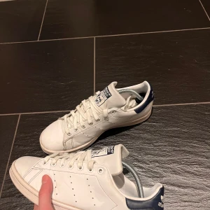 Adidas Stan Smith - Vita Adidas Stan Smith. Använda men i okej skick. Storlek 42 men passar ungefär från 40,5-42.