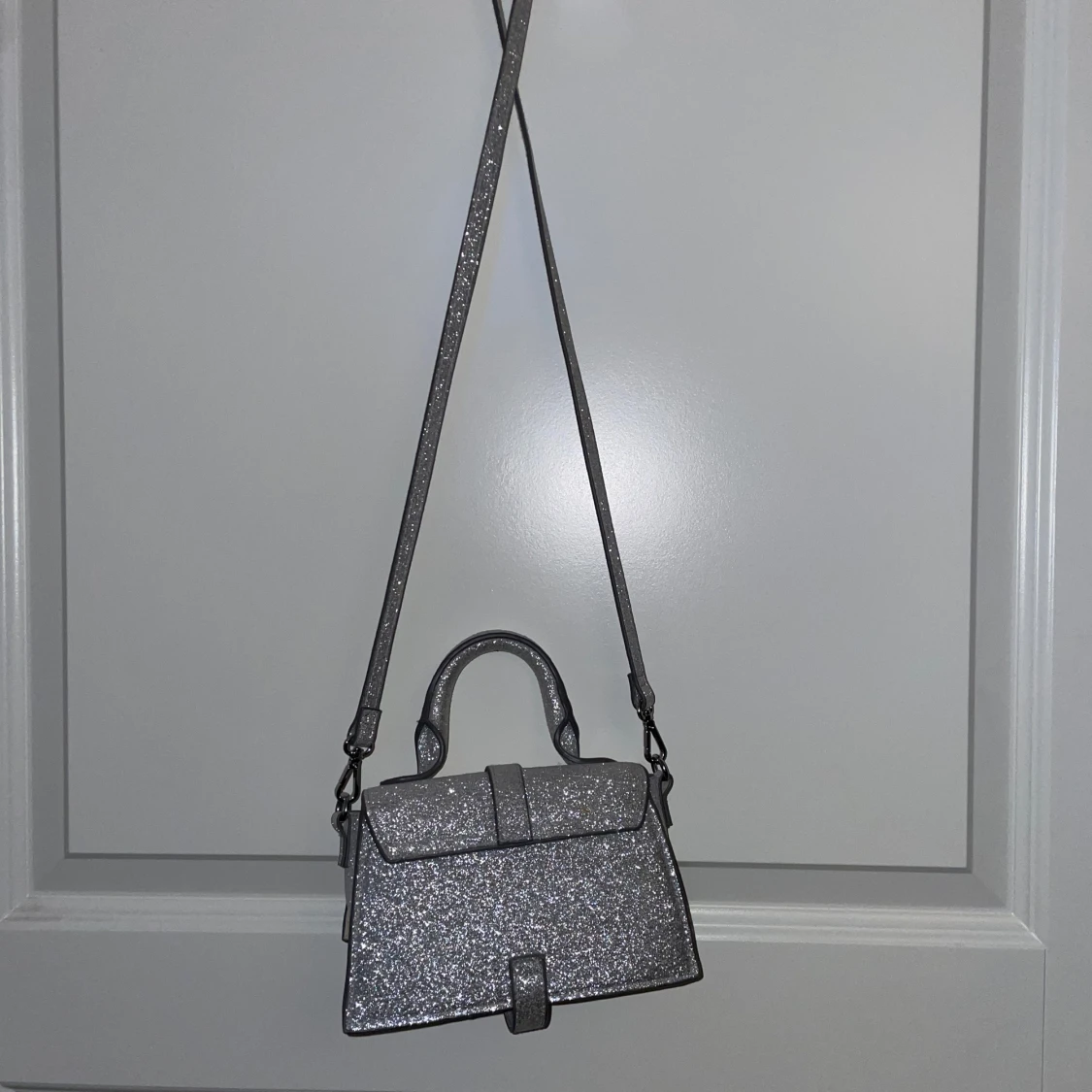 Glittrig silver axelväska - 1