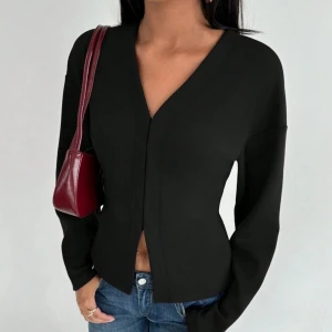 Svart v-ringad topp från SHEIN  - En snygg svart långärmad topp från shein. Helt oanvänd.  Helt slutsåld på shein!! Storlek xs men skulle säga den passar s mera