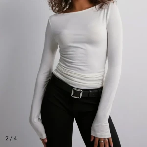 Vit långärmad topp - Vit långärmad topp, liknar lite intimissimi toppen, helt ny med prislapp