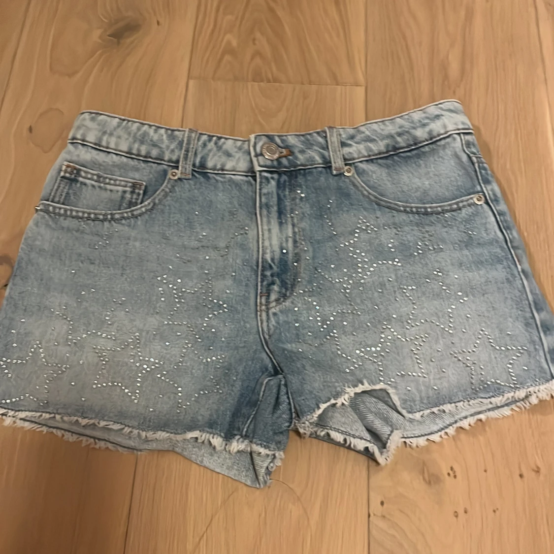 Jeansshorts med stjärndetaljer från Zara