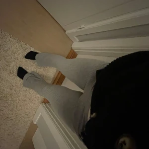 Yogapants - Snygga grå lågmidjade yogapants som är i mjukt och stretchigt material. Bootcut design som går över skorn. Lite för långa för mig som är 165. En bredare kant i midjan som man kan visa ner för att få de lågmidjade🩷