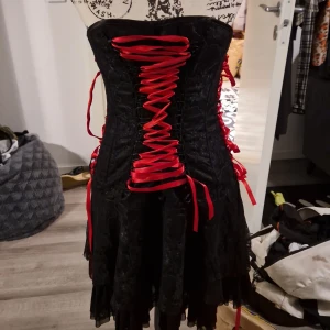 Goth klänning - Skitnsygg Goth korsettklänning😽köpt här på plick men frf i fint skick😽finns ingen storlekslapp/märke men passar mig helt okej som har s