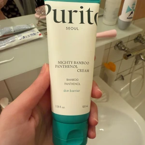 Purito Mighty Bamboo Panthenol Cream - Purito Mighty Bamboo Panthenol Cream är en koreansk ansiktskräm med bambu och panthenol som stärker hudens barriär och hjälper till att bevara fukt. Den är vegansk och tillverkad i Korea. Perfekt för att ge huden extra vård och skydd. Säljer pga att jag har köpt fel produkt. Oanvänd. Har köpt på lyko för 270. 