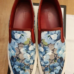 Gucci Floral print GG sneakers - GUCCI Floral print GG Sneakers i storlek 40. Kommer med dustbags, kort och låda. Nästan nyskick! Det finns dock spår av användning under sulorna, se bilder. 