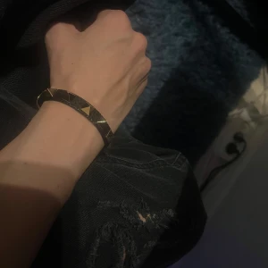 Valentino armband   - Valentino armband ish helt ny Pris 500kr