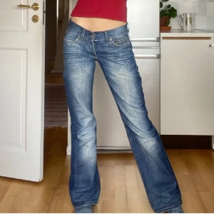 Crocker jeans  - Lågmidjade bootcut jeans från crocker, as nice modell. Innerbenslängd: 84cm, midjemått: 72-74cm stretch. Jag är 174cm